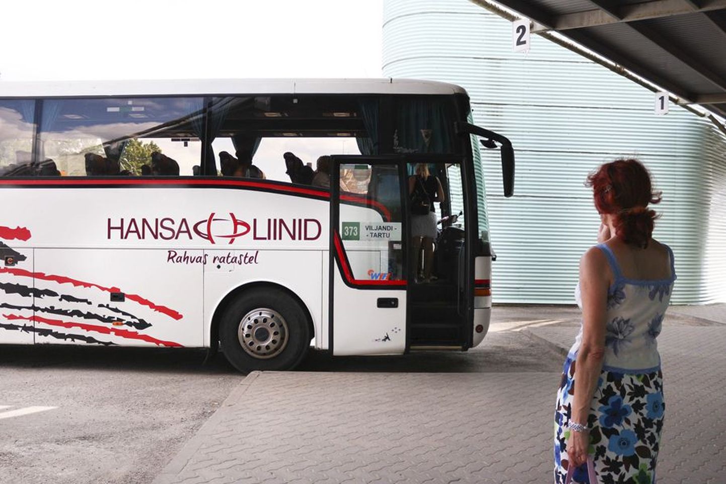 Hansa Liinide buss. Pilt on illustreeriv.