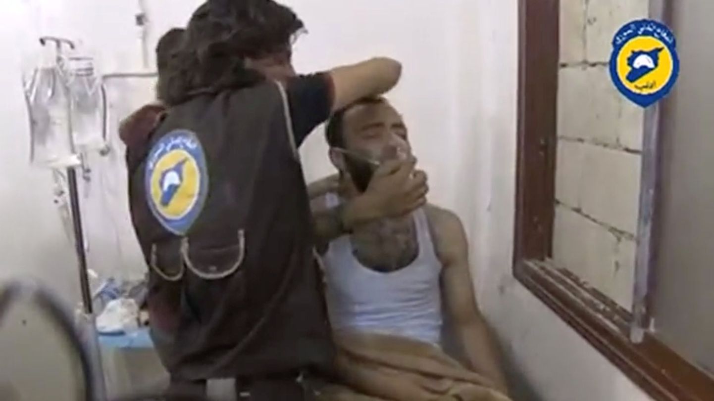 Мужчина получает медциинскую помощь после отравления хлором. Фото - Reuters.