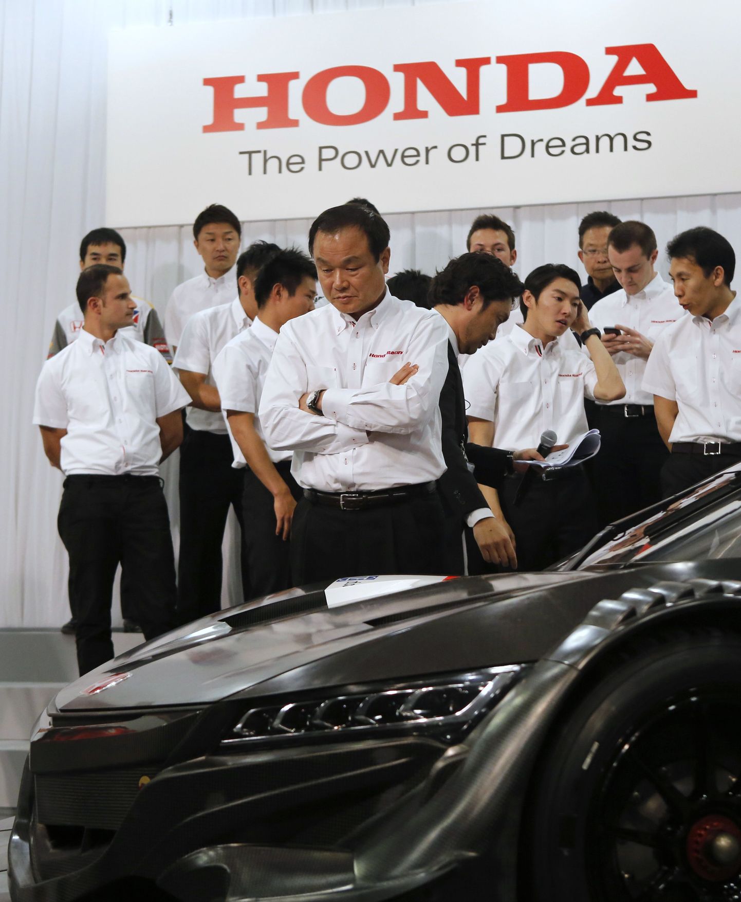 Honda tegevjuht Takanobu Ito (keskel)