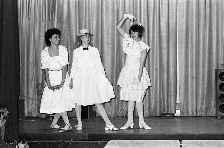 1982 aasta 13. mai / ERKI Moeshow - fotol: Anu Hint, Anne Metsis, Maire Valdma