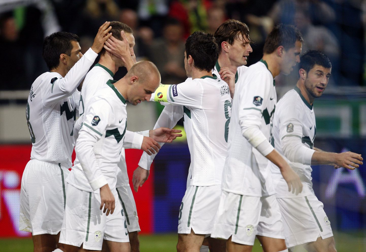 Sloveenia mängijad väravat tähistamas.
