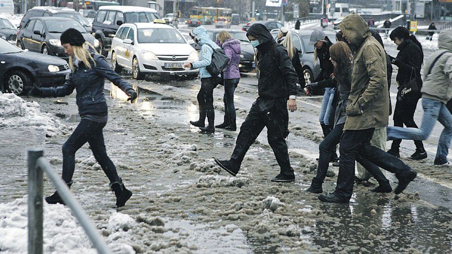 Пешеходы утопают в воде и снегу. Фото иллюстративное