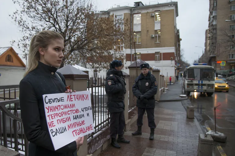 Meeleavaldaja Moskvas Türgi saatkonna ees. Foto: Scanpix