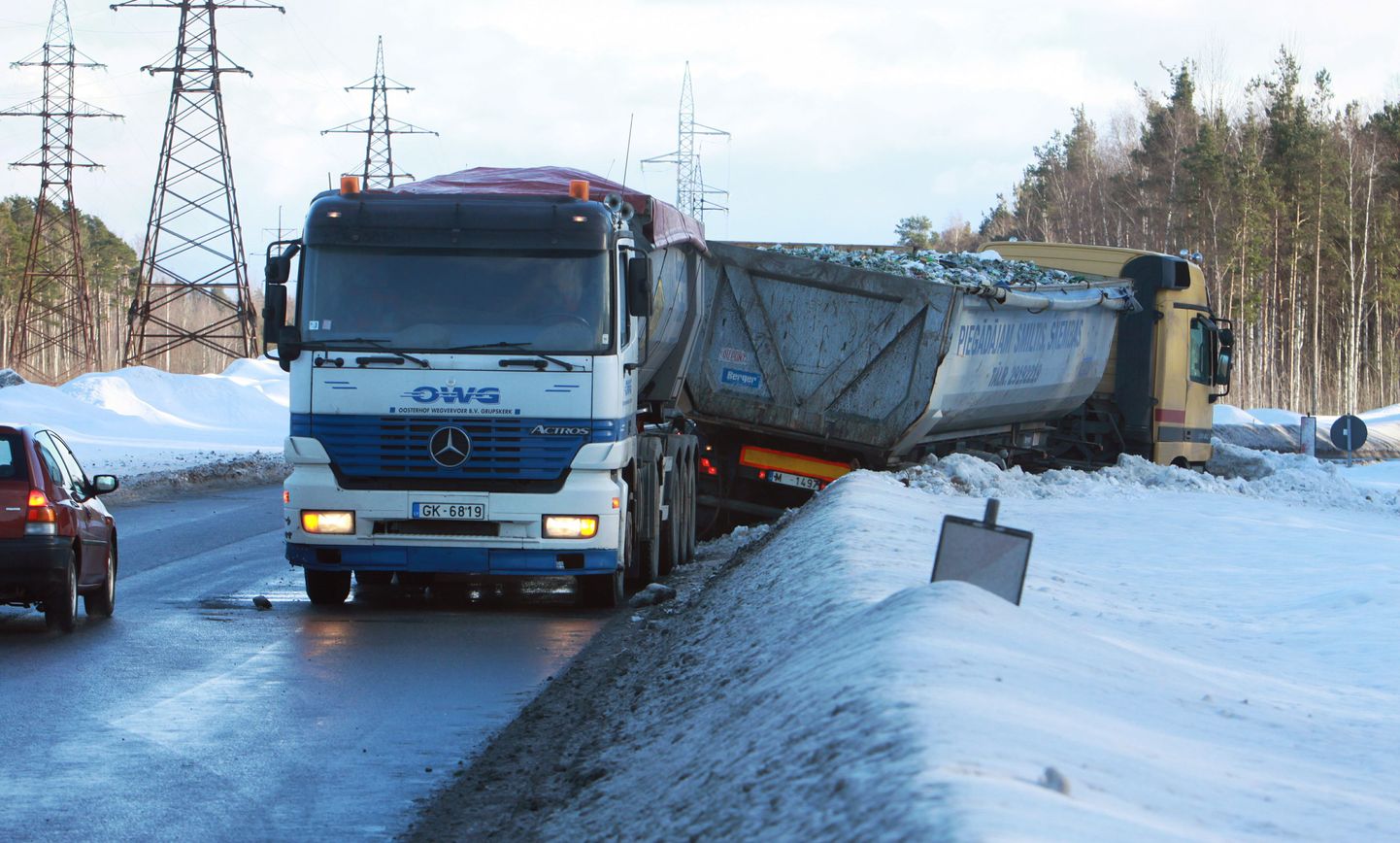 Pärnus Ehitajate teel takistas liiklust lumehange sõitnud veoauto.