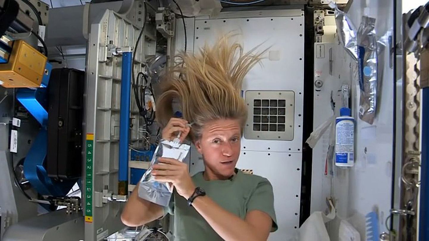 NASA astronaut Karen Nyberg näitab, kuidas kaaluta olekus juukseid pesta.