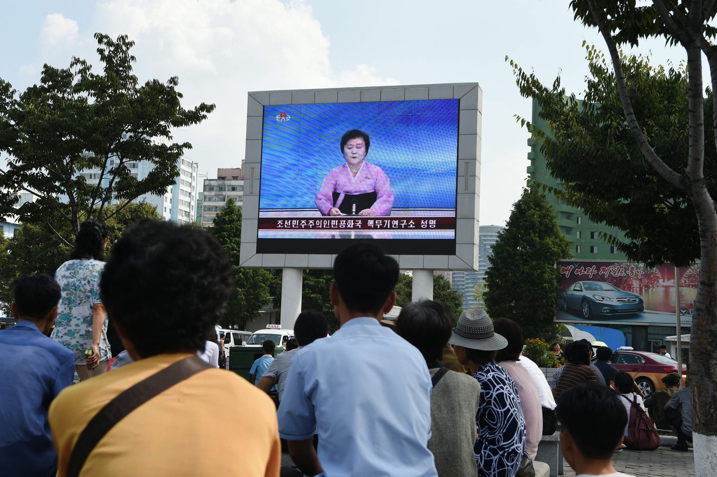 Kuulekad kodanikud jälgivad vaid Põhja-Korea riiklikku televisiooni. Selleks on üles riputatud suur ekraan   Pyongyangi raudteejaama sissepääsu juurde.