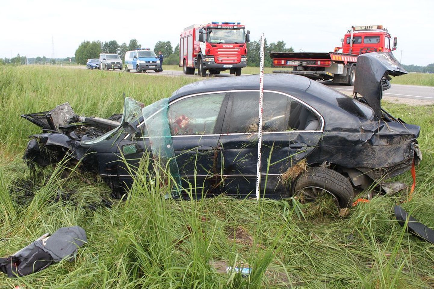 Pärnu lähedal juhtunud liiklusõnnetus, milles hukkus autoga teelt välja sõitnud mees.