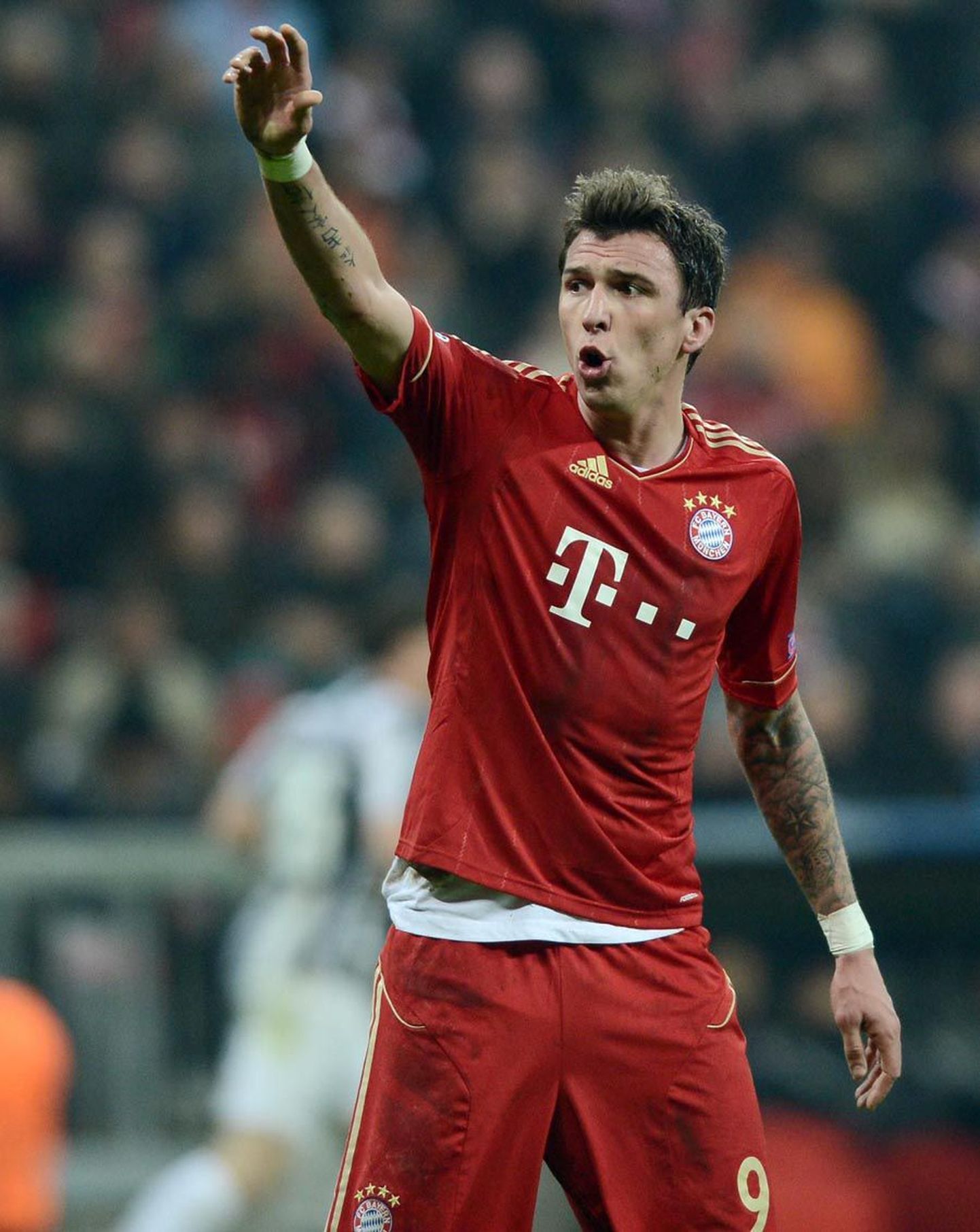 Ülimalt ühtlase koosseisuga Müncheni Bayerni ridades on tänavu ründeliini liidriks kerkinud Mario Mandžukic, kes on suutnud eelnevatel aastatel hulgaliselt väravaid kõmmutanud Mario Gomezi tõrjuda enda järel teiseks numbriks.