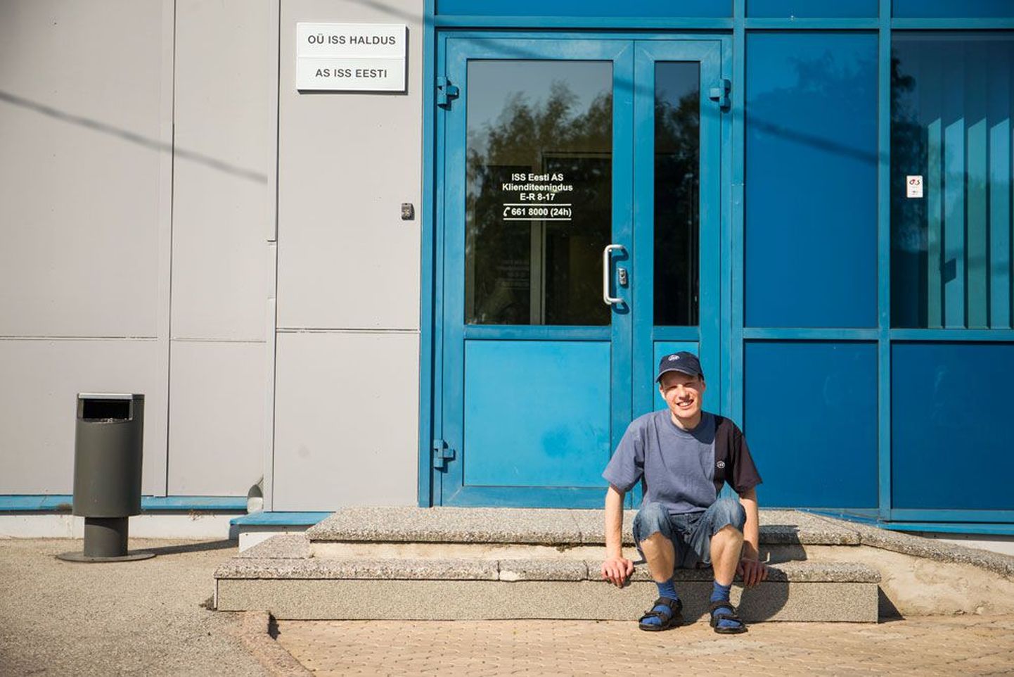 Яанус Лехисте, работающий в фирме ISS Eesti специалистом по уборке, несмотря на слабое зрение, отлично справляется со своими обязанностями.