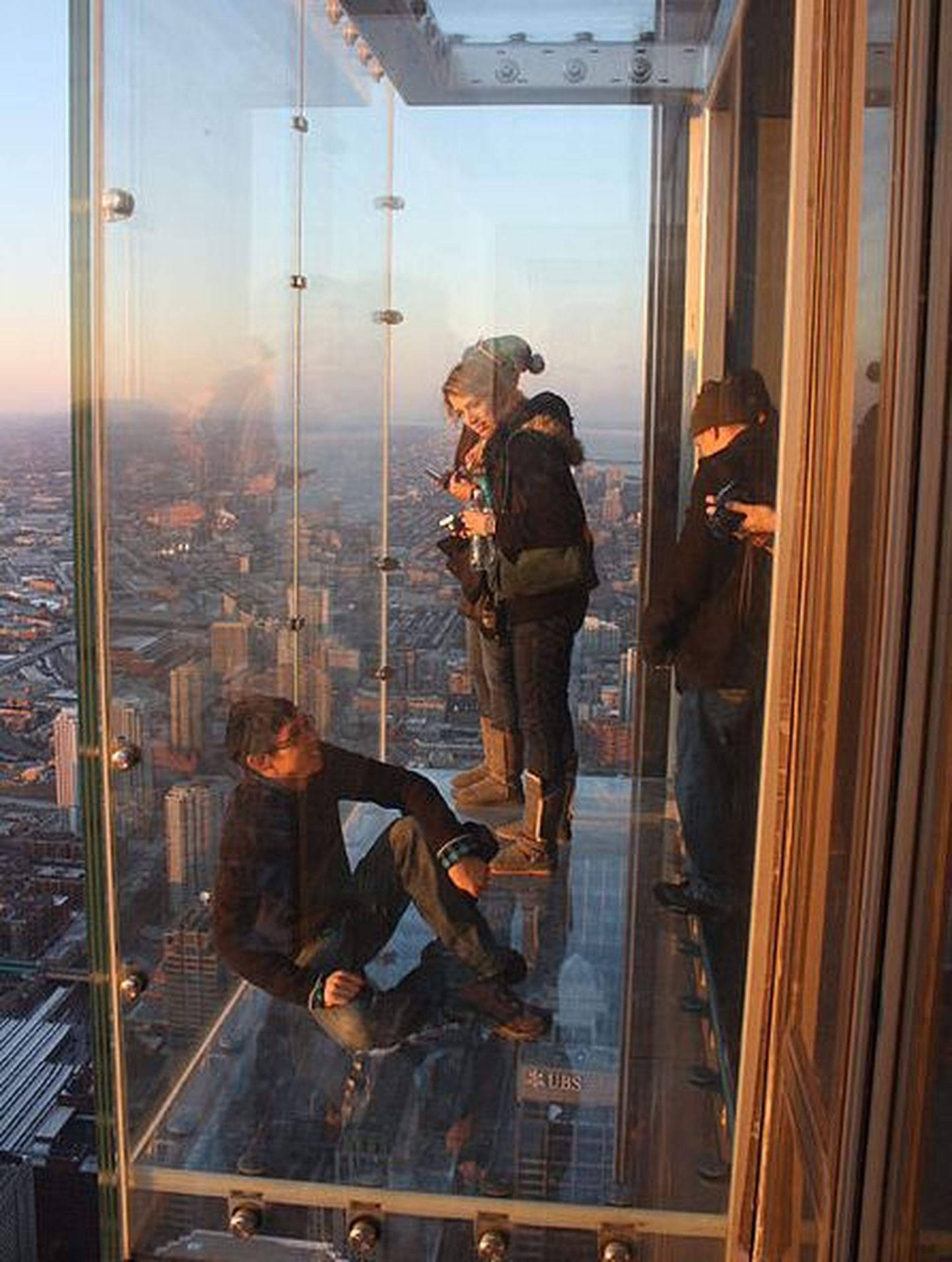 Turistid kogesid õudushetke kui Chicago Willis Toweri 103. korruse klaasist vaateplatvorm mõranes