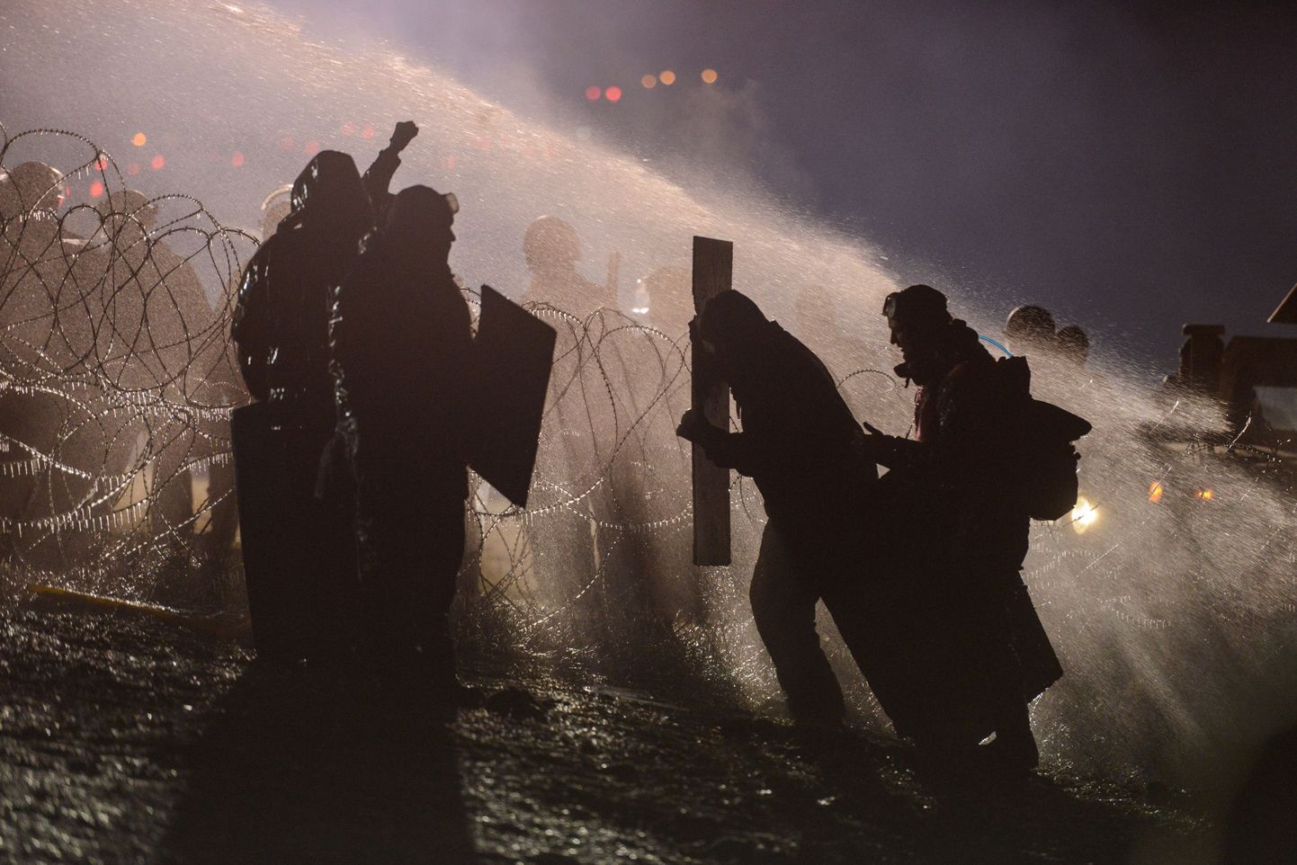 Politsei kasutab meeleavaldajate vastu veekahureid.