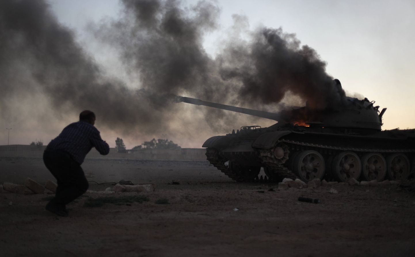 Ajdabiya linna lähedal tabamuse saanud valitsusvägede tank.