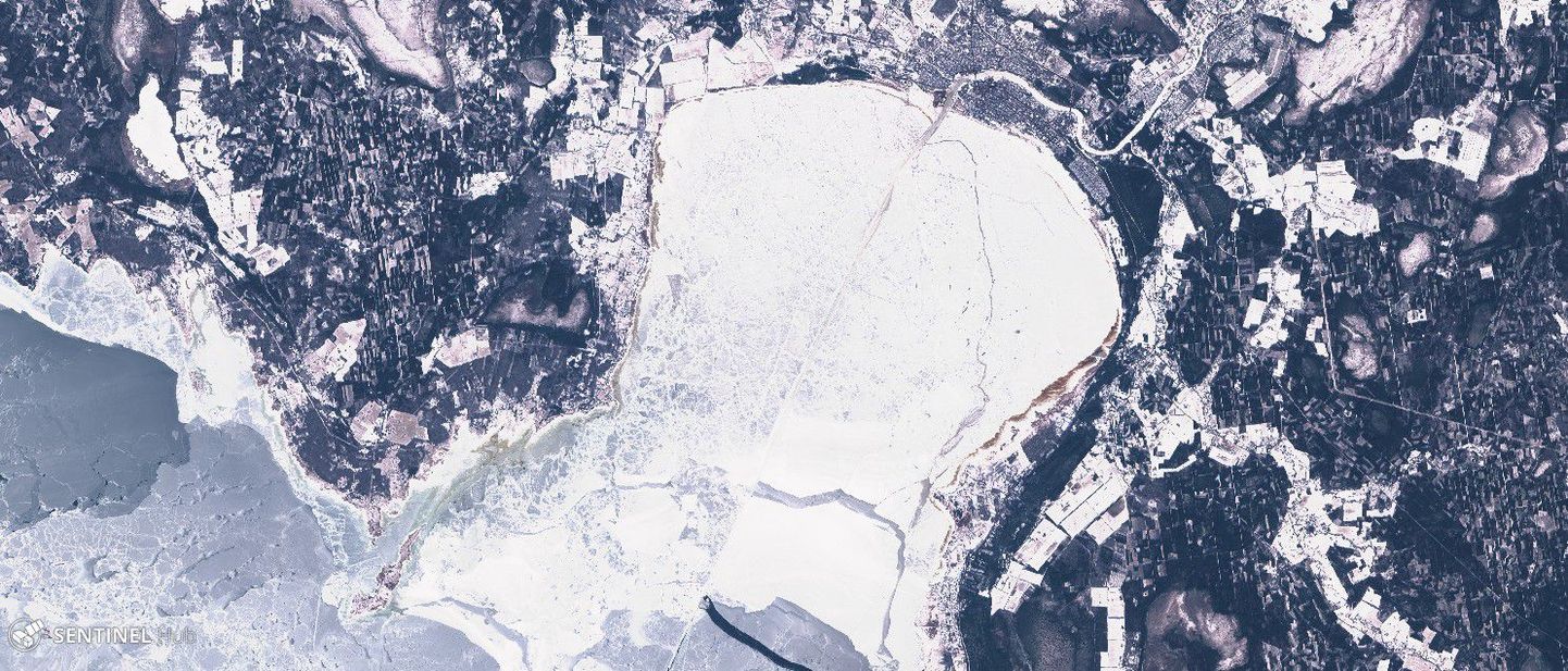 Kui eelmise nädala alguses ulatus jääväli lahel 28 miili kaugusele, on praegu jääpiir Pärnu sadama muulidest edela suunas 25 meremiili taga. Sentinel-2 satelliidifofo.