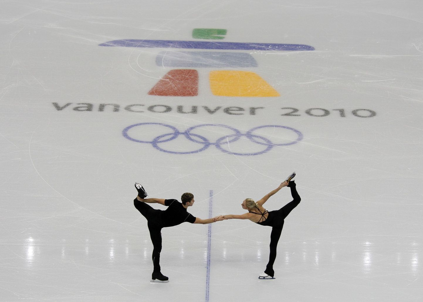 Maria Sergejeva (paremal) ja Ilja Glebov olümpiajääga tutvust tegemas.