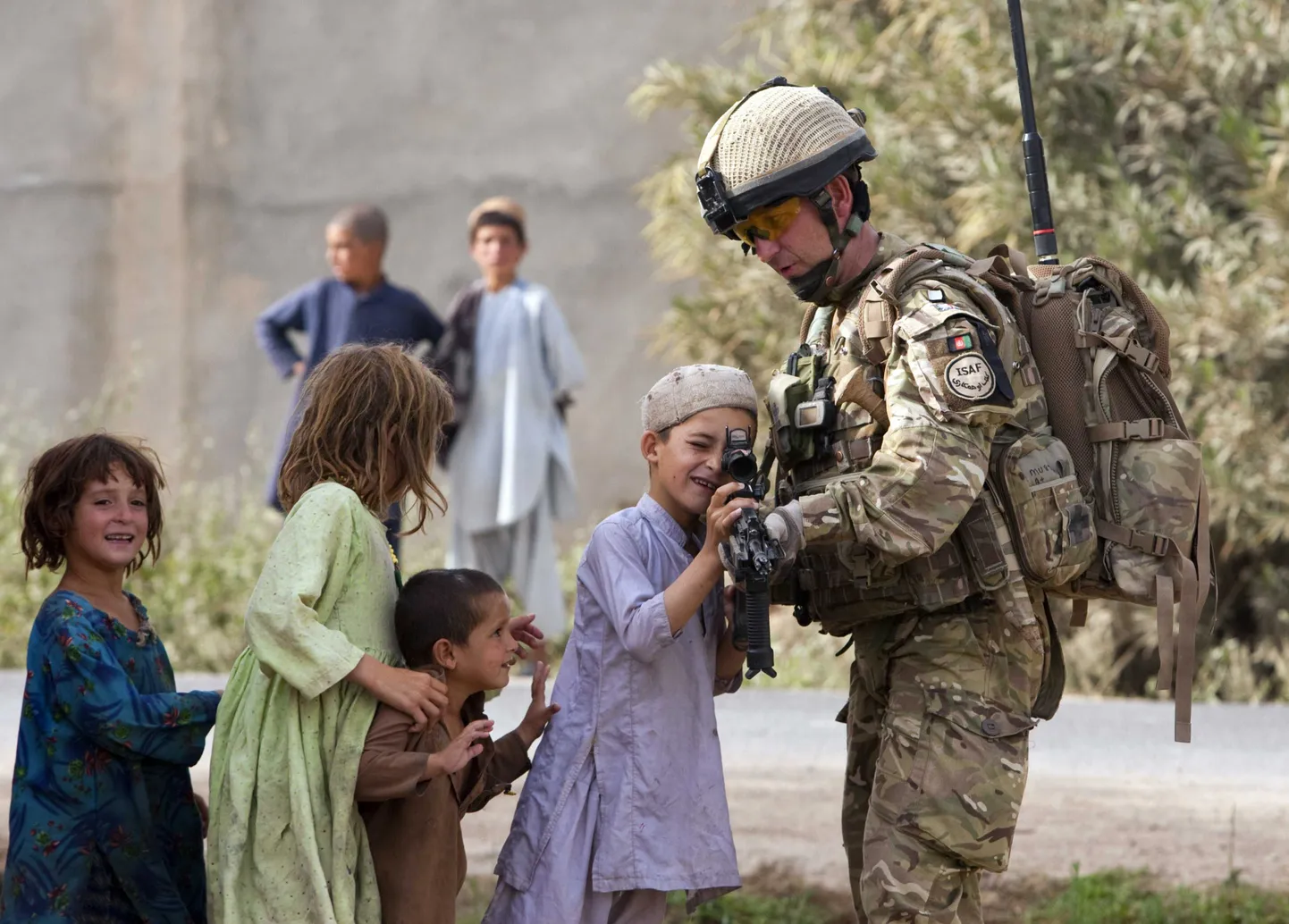 Briti major Jamie Murray Helmandi pealinnas Lashkar Gah's kohalike lastega.