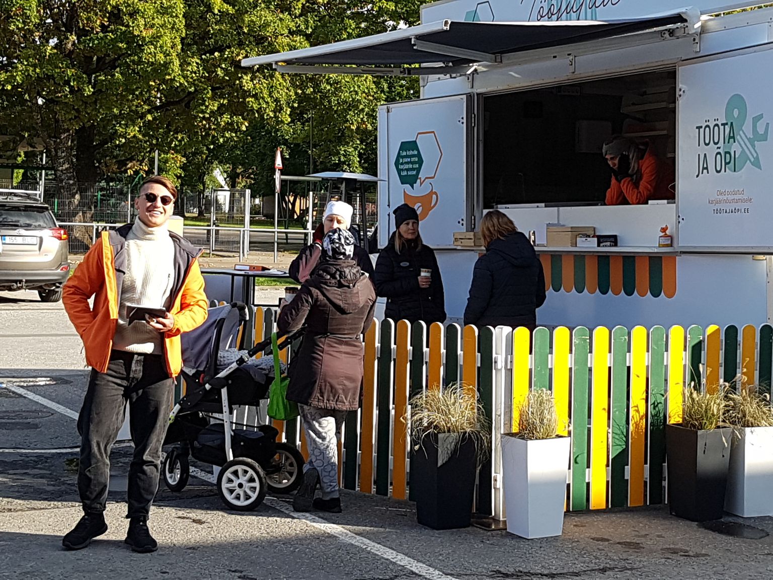 Töötukassa kampaaniaauto juures oodatakse inimesi tööjutte ajama.