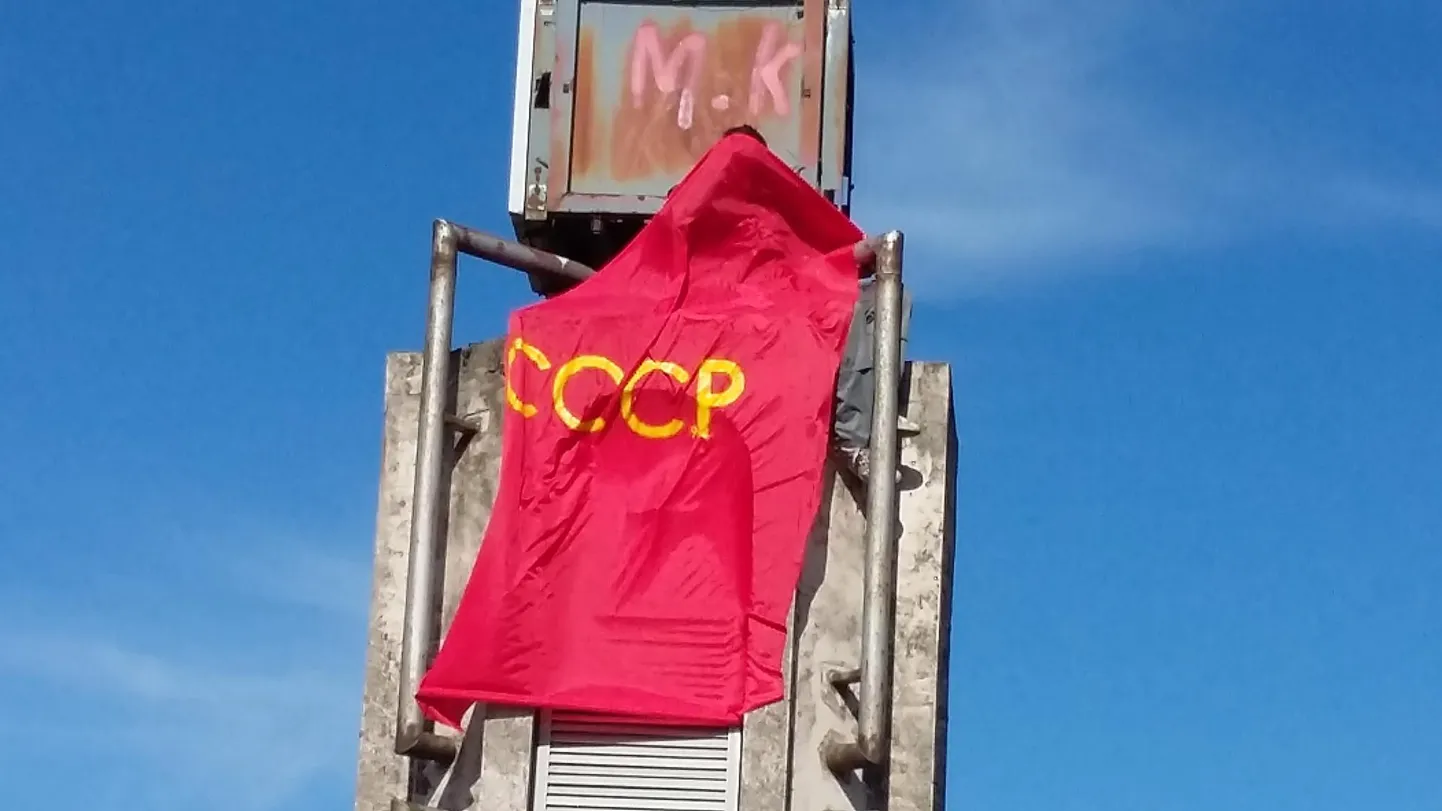 Pärnus Mai keskuse juures tõmmati kunagisse kellatorni punane lipp.
