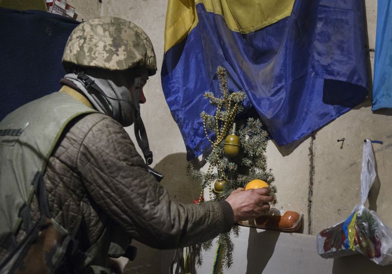 Ukraina valitsusvägede sõdur Donetski oblasti lähedal asuvas punkris uut aastat vastu võtmas. Foto: Scanpix.