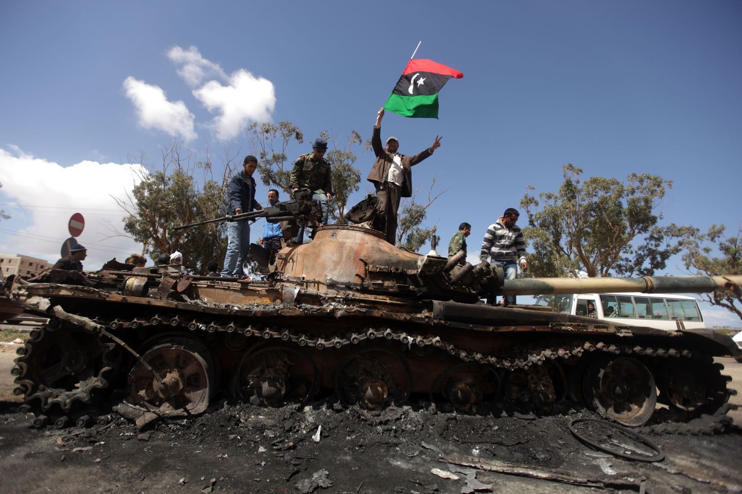 Liibüa mässulised purunenud tanki peal tähistamas.