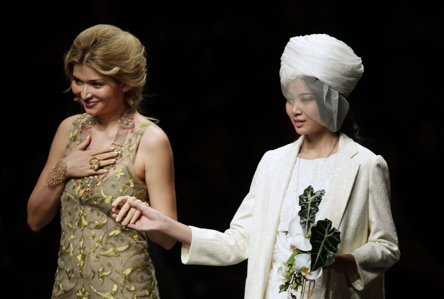 Gulnara Karimova (vasakul) 2012. aastal Pekingis oma rõivakollektsiooni esitlemas.