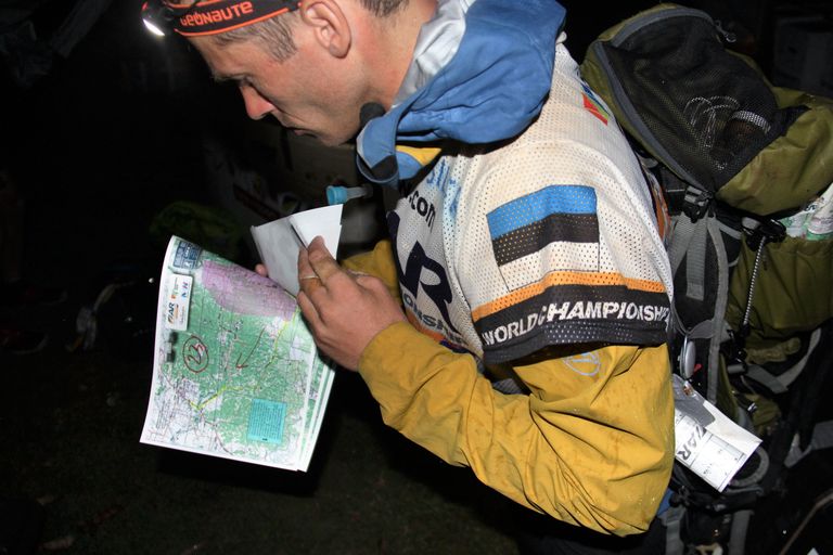 Eesti võistkonna kapten Silver Eensaar uurimas kaarti.