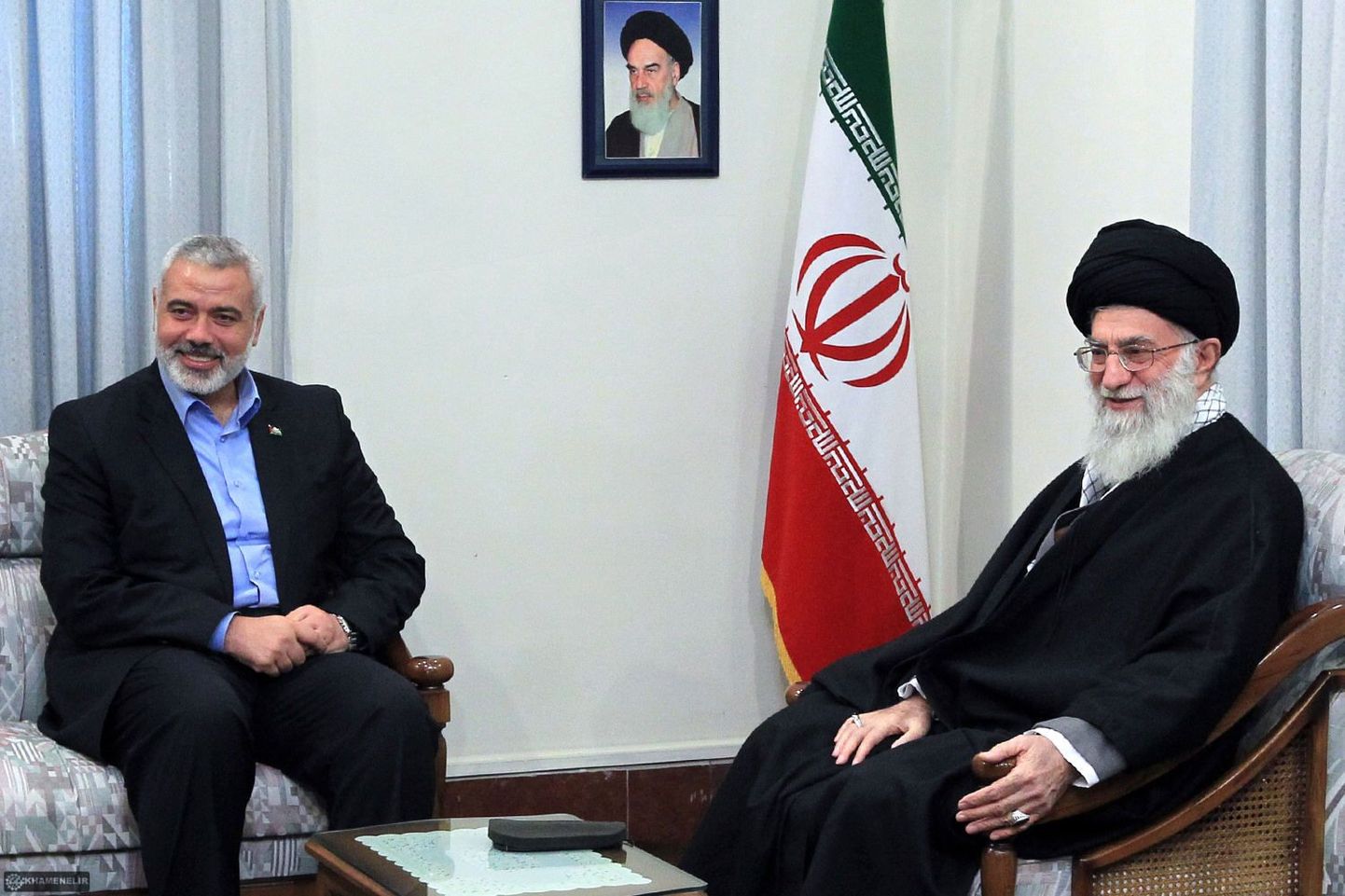 Iraani kõrgeim juht ajatolla Ali Khamenei (paremal) ja Hamasi liider Ismail Haniya täna Teheranis.