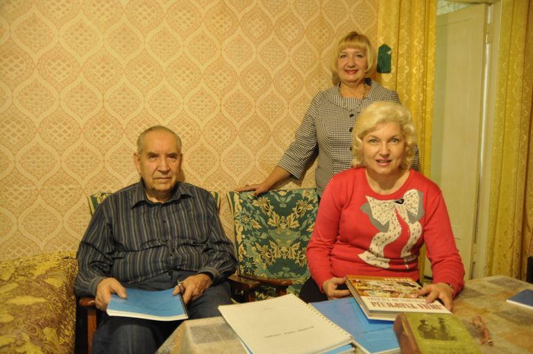 Leongard Salman oma tütarde Olga (püsti) ja Irinaga, kes aitavad tal Krimmis Eesti asja ajada. Laual Salmani käsikirjad.