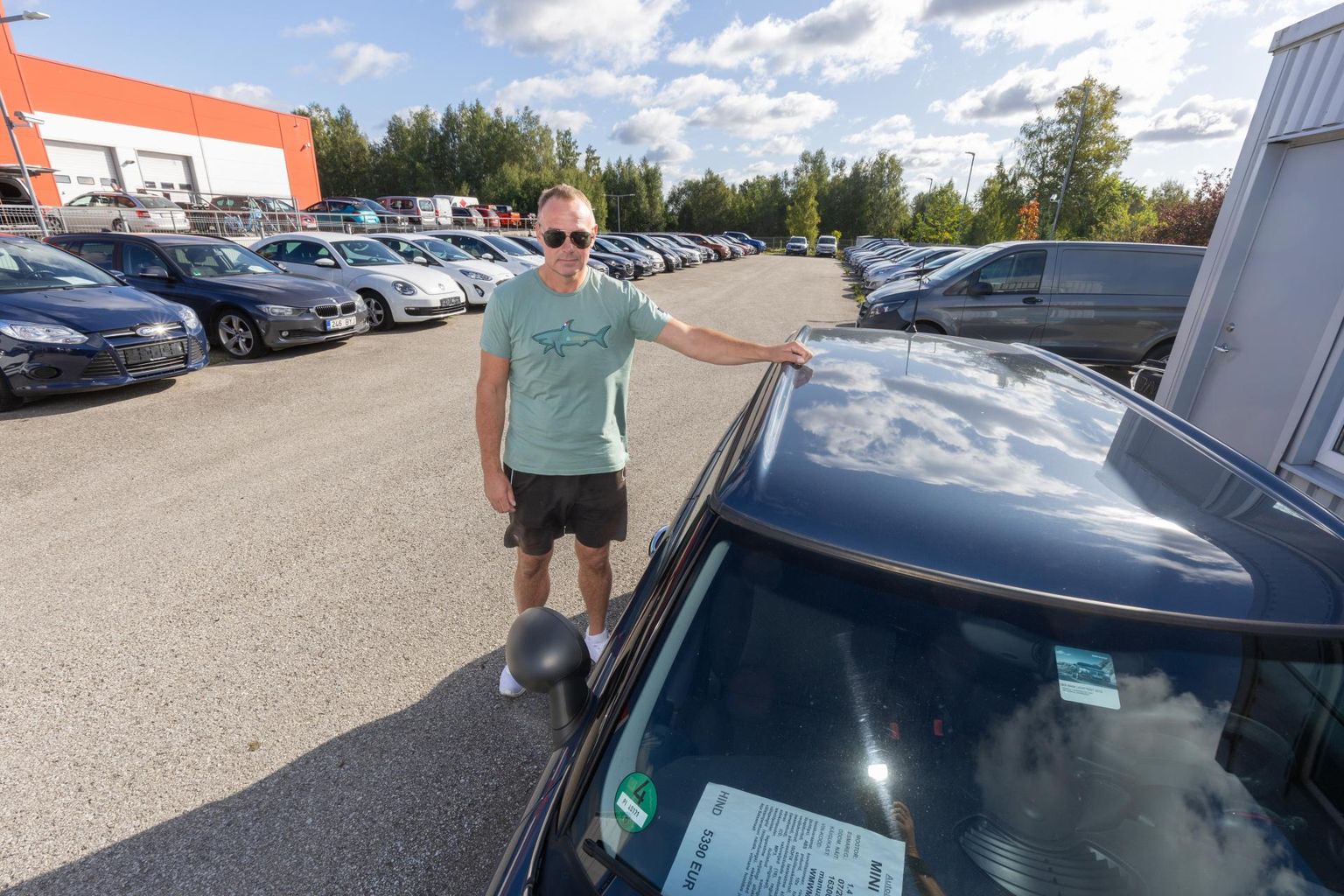Kasutatud autode müüja Ragnar Liinsoo näeb selles vallas endiselt defitsiiti. Rahul oleks ta siis, kui autoaias oleks paarikümne sõiduki võrra suurem valik.