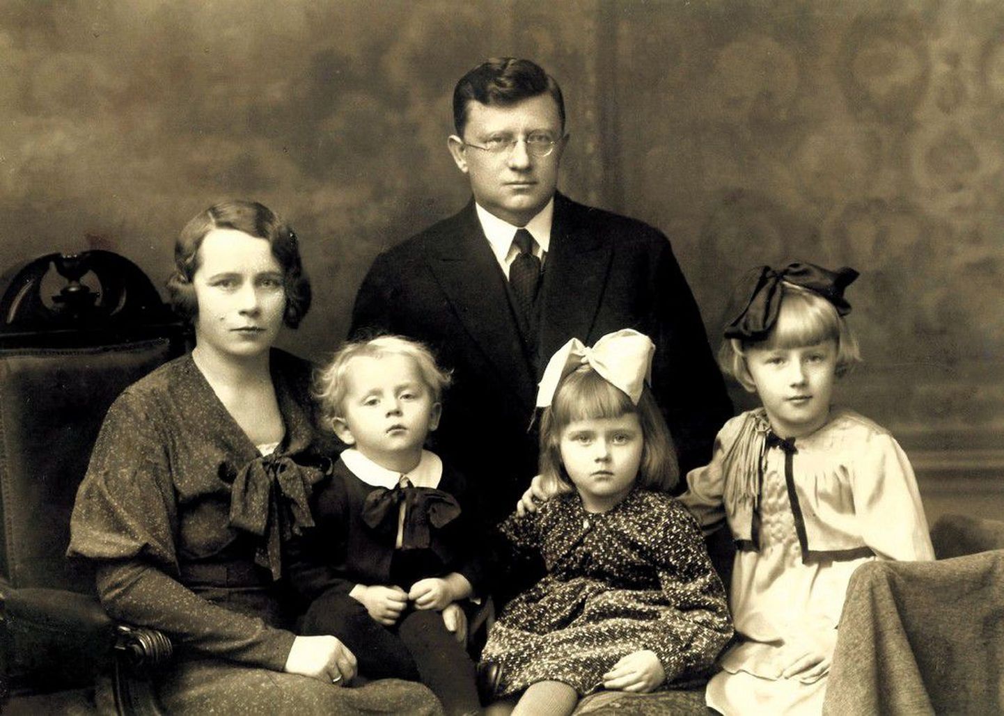 Soonpää perekond  1930. aastate esimesel poolel. Antonie ja Karl Soonpää oma kolme lapsega (vasakult Henn, Helvi Maie ja Helju Laine).  1944. aastal pärast Karl Soonpää hukkumist pääses pere põgenema. Soonpää kolm last elavad praegu Ameerika Ühendriikides.