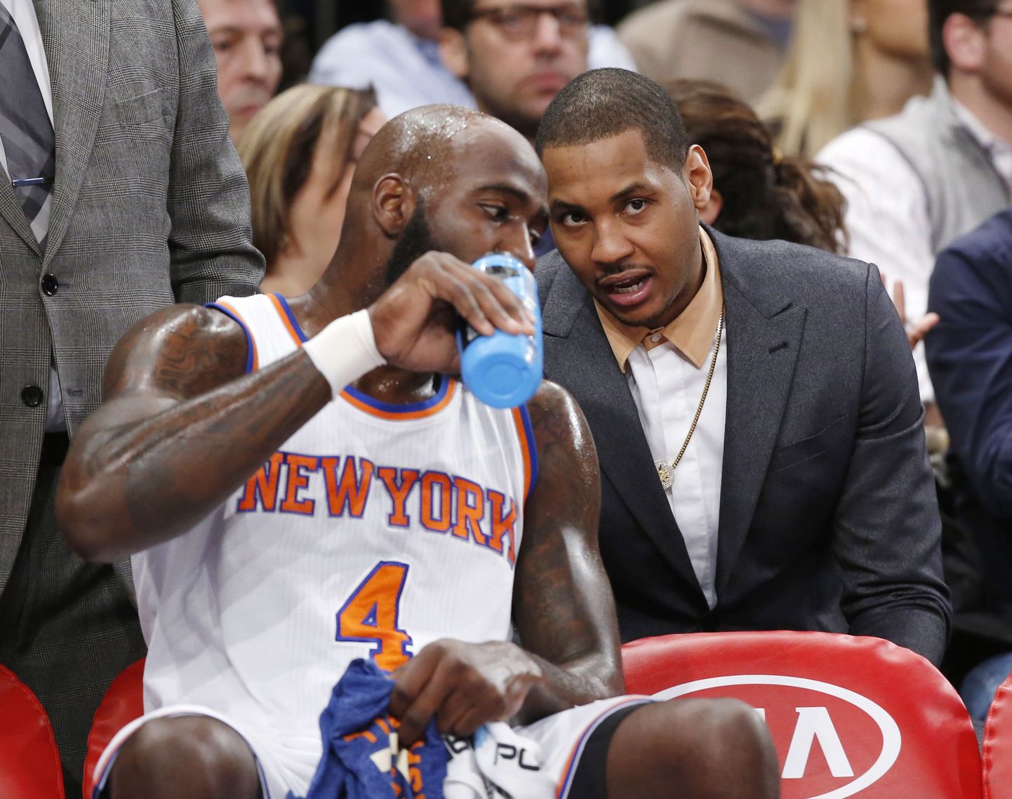 Vigastatud New York Knicksi korvikütt Carmelo Anthony (paremal)
