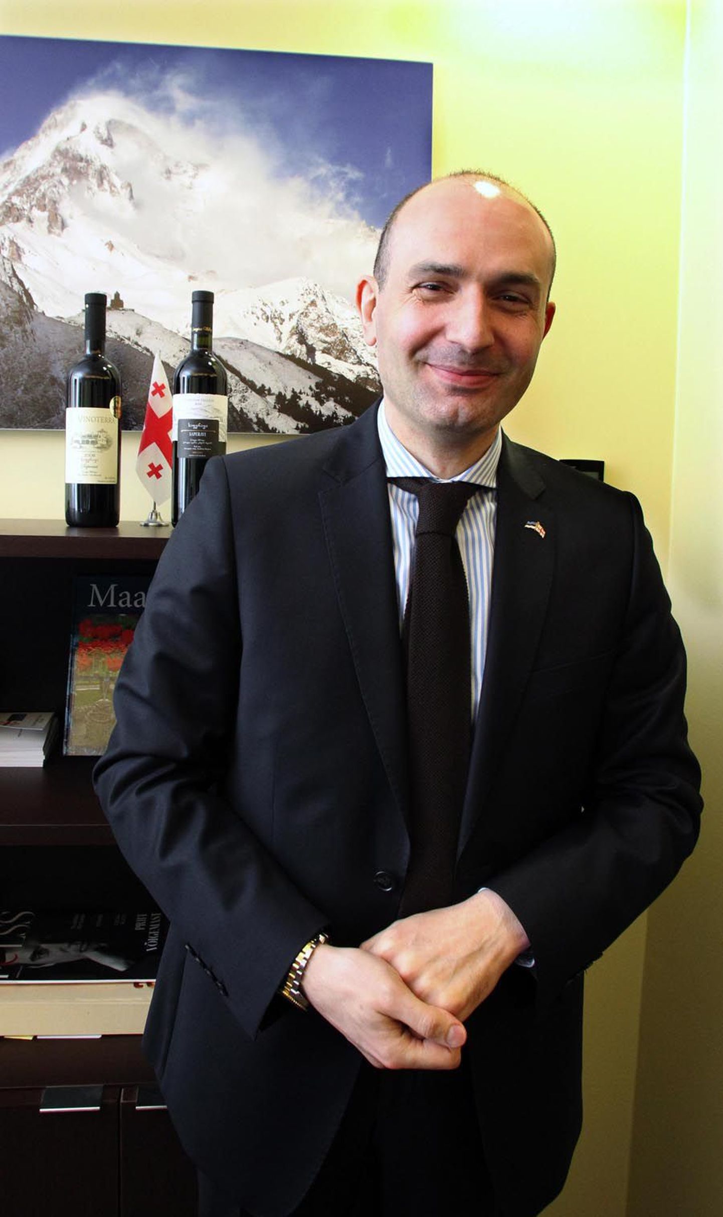 Ruslan Abašidze on esindanud Gruusiat suursaadikuna Eestis 2009. aasta hiliskevadest. Hiljuti ei pidanud ta paljuks oma kodumaalt saadetud veinid isiklikult riigikogu liikmetele toimetada.