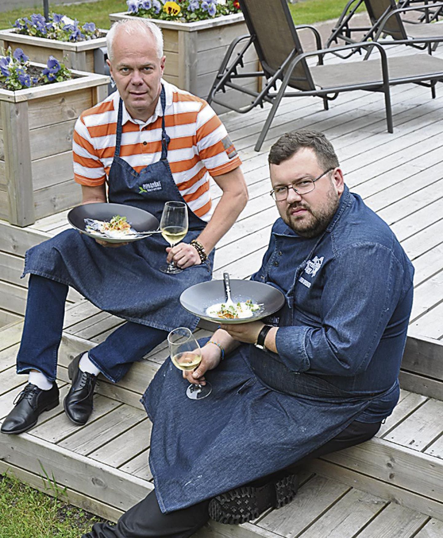 Poliitik Toomas Kivimägi valmistab koos Piparmündi peakoka Vladimir Upeniekiga restoranikülastajatele oma lemmiktoite.