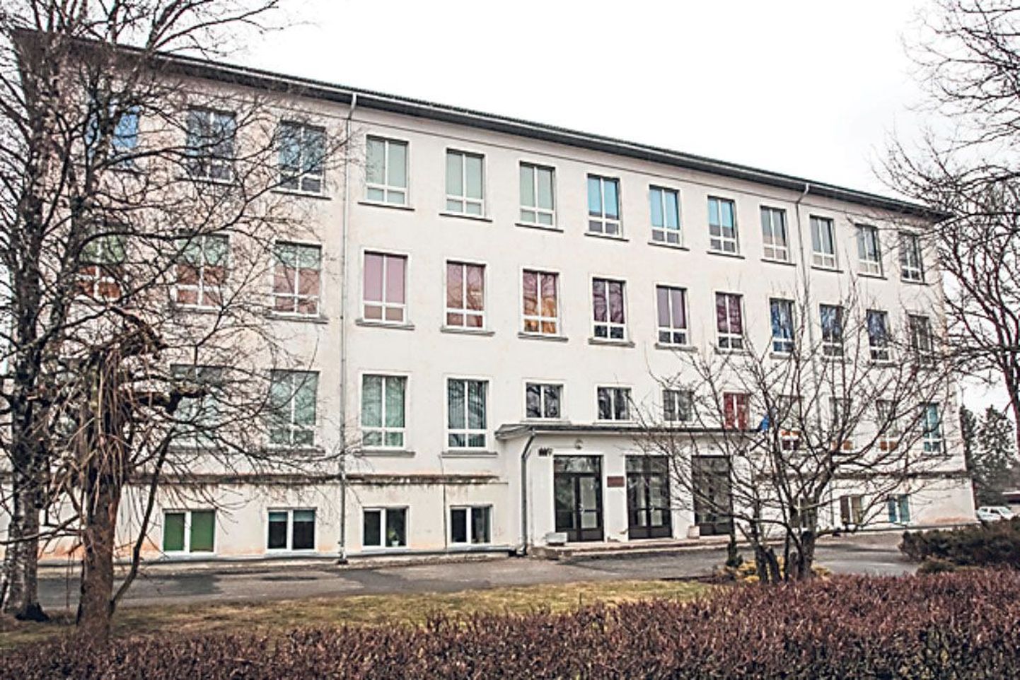 Pärnu-Jaagupi 1960. aastal valminud koolimajale on lisandunud õppetiib ja spordi- ja kultuurikeskus. Põhikooliks kujunemisega jääb peahoones ruumi järjest lahedamalt.