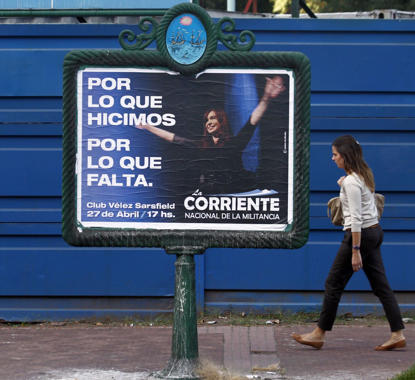 Argentina presidendi Cristina Fernandez de Kirchneri pildiga plakat Buenos Airese tänaval.  Argentina otsustas riigistada Hispaania Repsoli osaluse naftafirmas YPF.