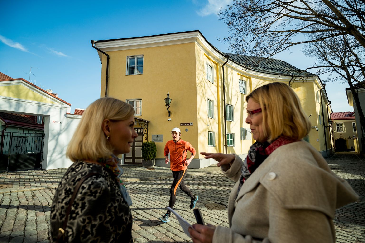 Riina Sikkut andis eile varahommikul ajakirjanikule intervjuu jalutuskäigul telemajast Toompeale. «Oleksite saanud hea loo, et minister läks esimesel päeval harjumusest vanasse töökohta Stenbocki majja, aga ma tulin siia valitsuse istungile,» muigas vastne minister.