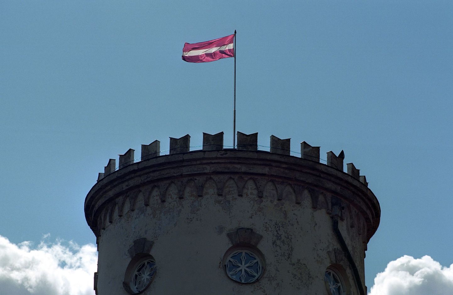 Läti riigilipp Cesise lossi tornis