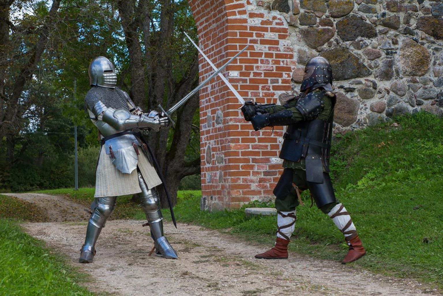 Publikule esitleti ka võitlust raudrüüs vabatahtliku ja keskaegsesse nahkrüüsse rõivastunud Järvamaa Rüütlikoja juhi Robert Kallasmaa vahel.