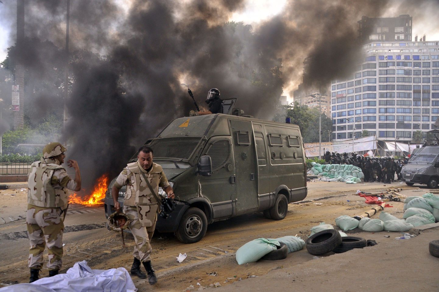 Egiptuse valitsus likvideerib Morsi toetajate laagreid