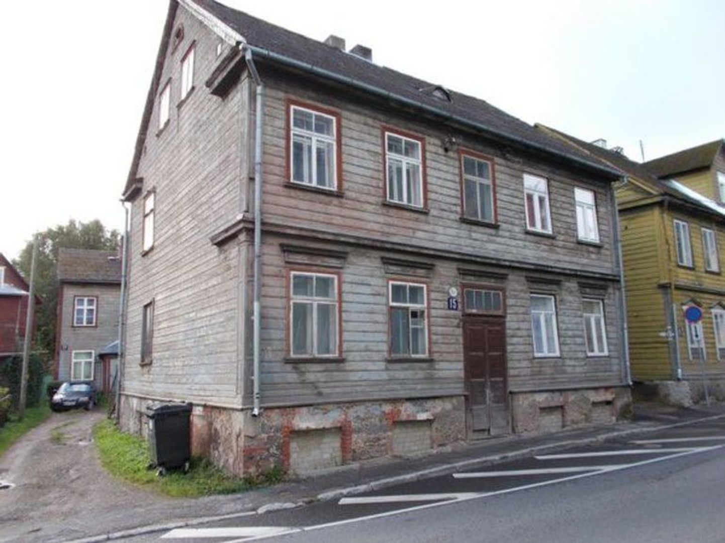 Tartus Kroonuaia tänaval asuvast kortermajast pani Tartu linn oksjonile kaks korterit.