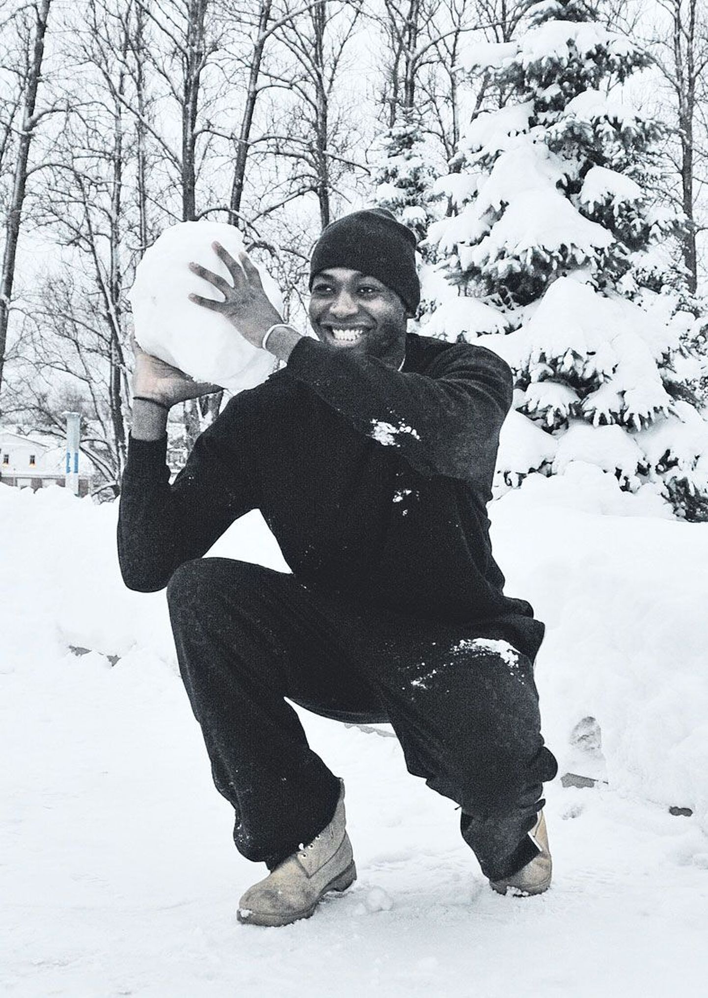 Ameerikast Michigani osariigist pärit Nigeeria juurtega Tartu Rocki tsenter Callistus Eziukwu on lund näinud varemgi, siiski panevad siinsed karmid ilmaolud teda imestama.