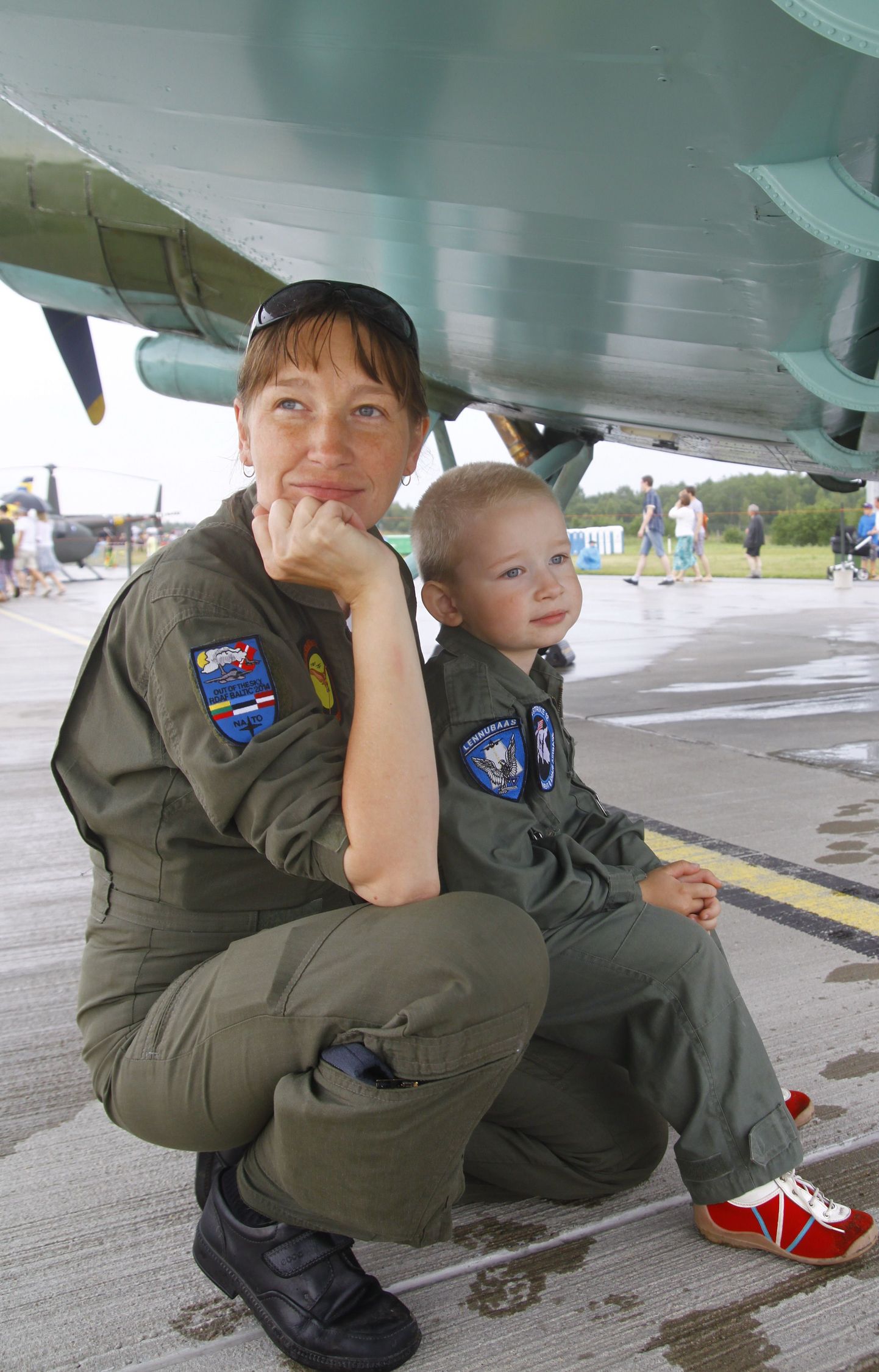 Pille Joala eelmisel suvel õhuväe 95.
aastapäeval koos poeg Karl Robiniga lennuki tiiva all vihmavarjus.