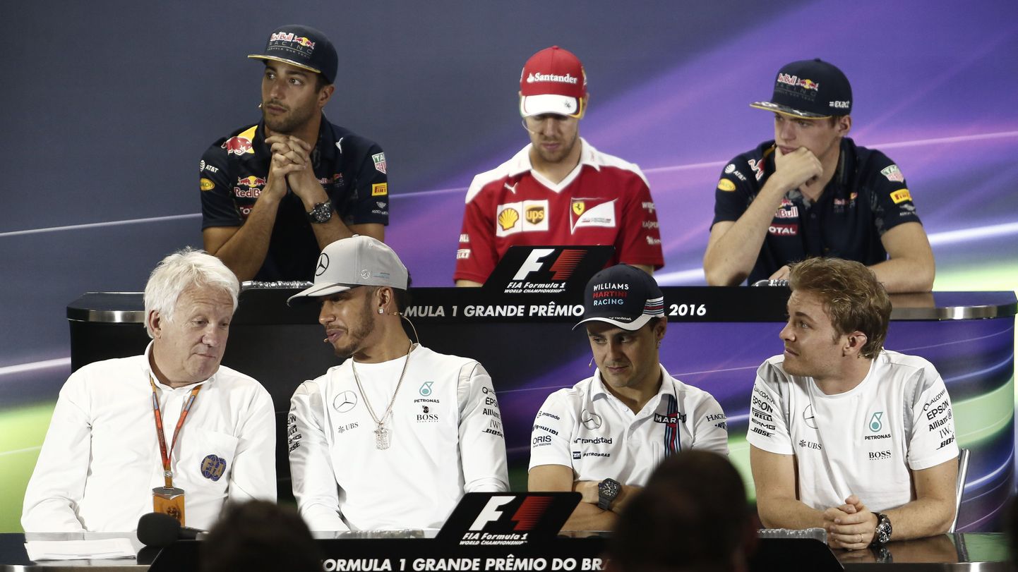 Sebastian Vettel (tagumises reas keskel) selgitas tänasel pressikonverentsil Mehhiko etapil toimunut.