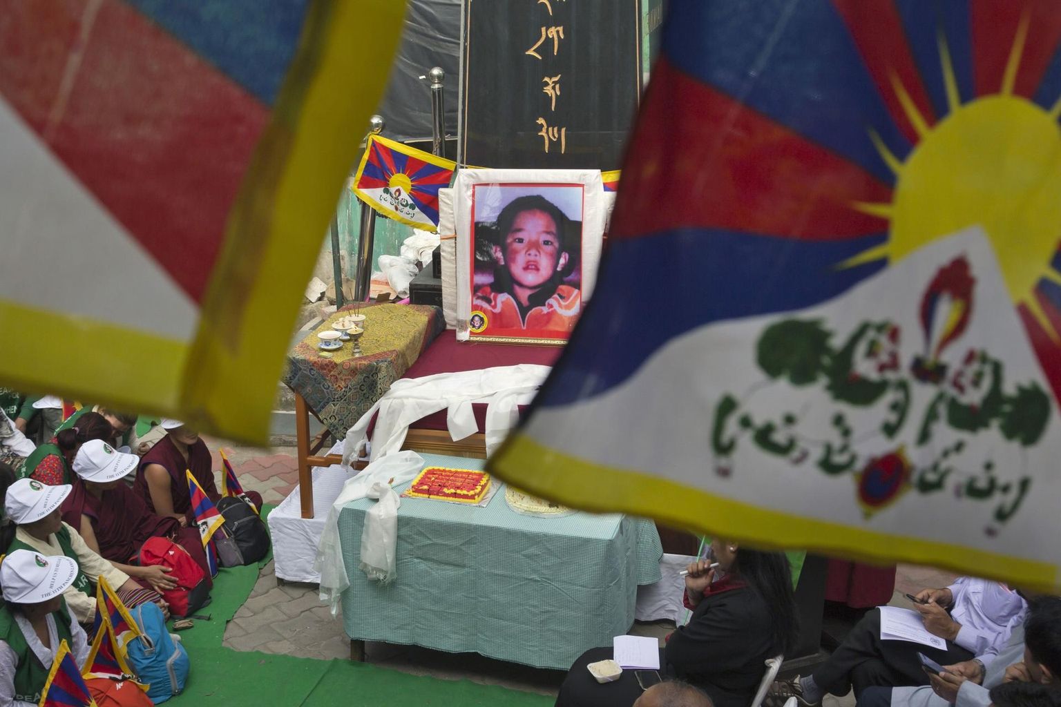 Eksiiltiibetlased tähistamas mullu aprillis Indias Dharamsalas pantšen-laama Gedhun Chökyi Nyima 30. sünnipäeva. Noormees ise on juba viimased veerand sajandit kadunud ning ainus pilt, mis maailmal temast on, kujutab kuueaastast punapõskset last.