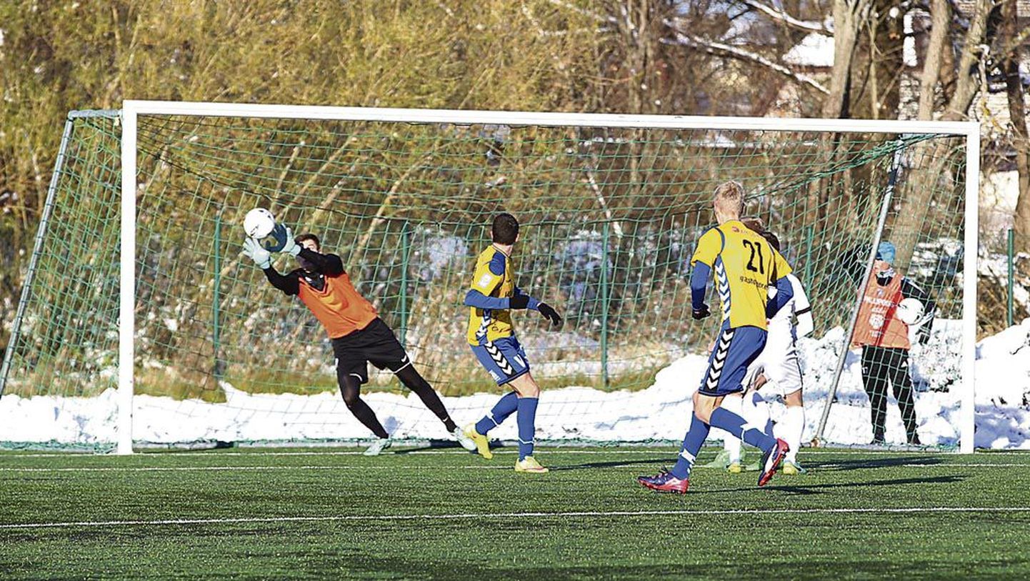 Pärnu linnameeskonna mängijad (kollases) peavad üleminekumängudeks unustama laupäeval kodus Tartu Tammekalt saadud 0:3 kaotuse.