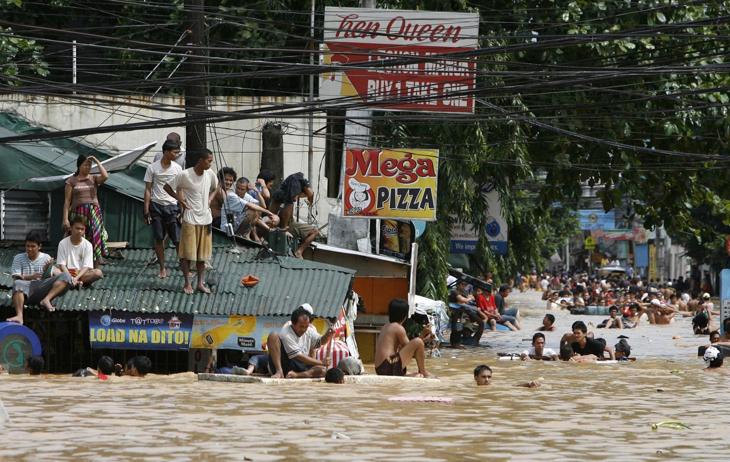 Taifuuni Ondoy põhjustatud üleujutuse  tõttu hätta sattunud inimesed ootavad päästmist Cainta Rizalis, mis asub pealinnast Manilast idas.