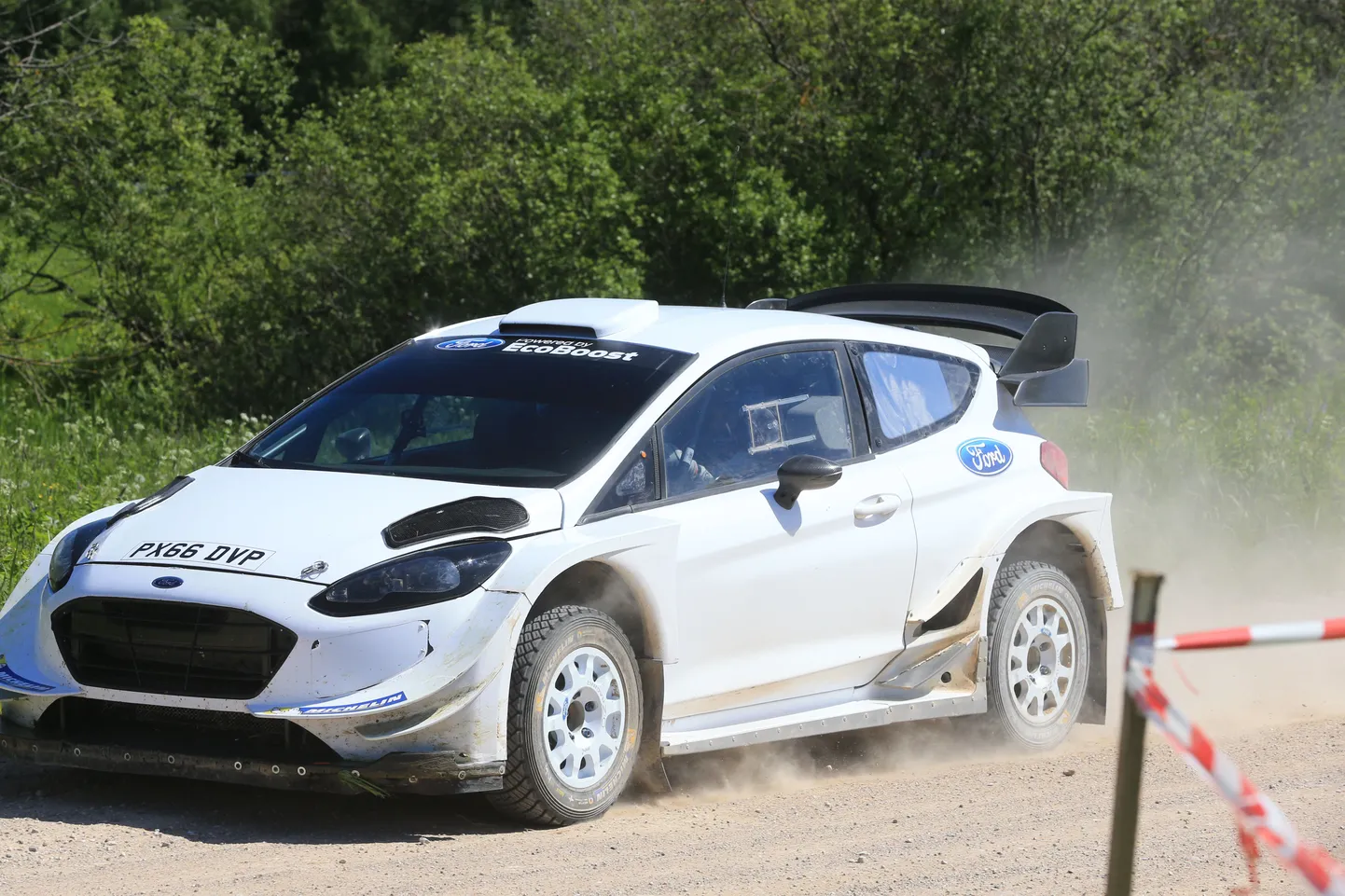 Sebastien Ogier M-Spordi Ford Fiesta WRC-testimasina roolis.