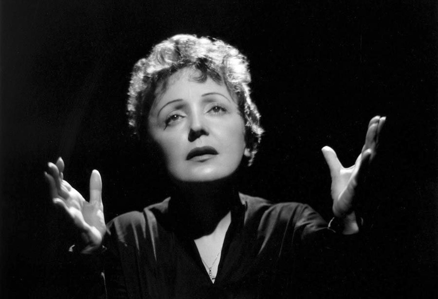 Edith Piaf, keda on kutsutud Pariisi Varblaseks ja lauljatee alguses Jõmpsikas Piafiks, on prantslaste hinnangul XX sajandi šansooni kõige eredam ja erilisem täht.