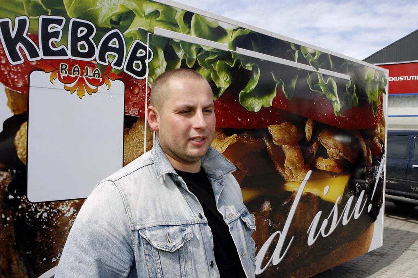 Rainer Oja näitab kioskit, kust järgmisel nädalal hakatakse kebabi ja karastusjooke müüma.