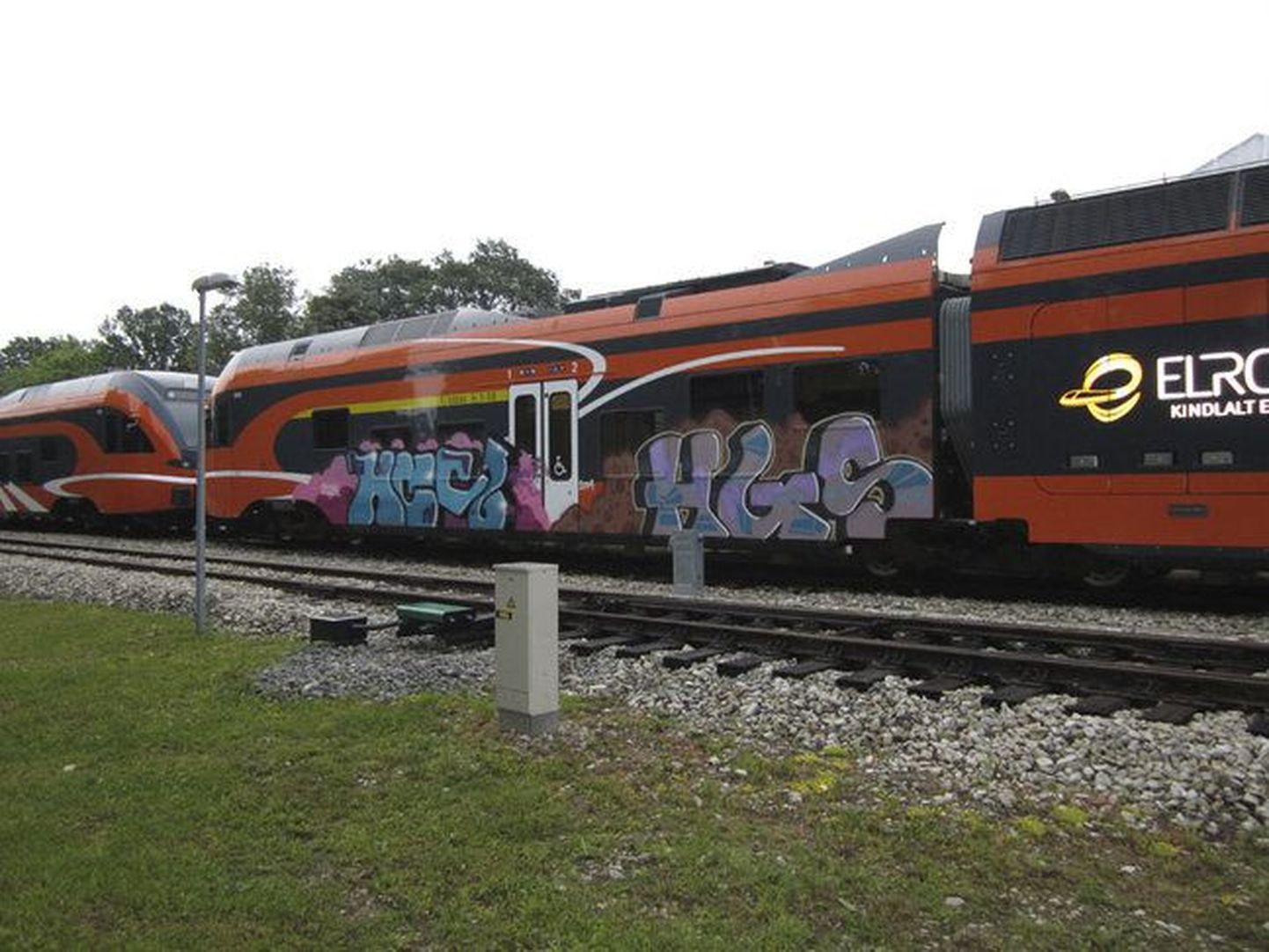 В Вильянди хулиганы изрисовали поезд Elron.