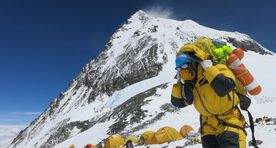 Mees jättis Everesti tippu ronides naise surema ja läks üksi edasi